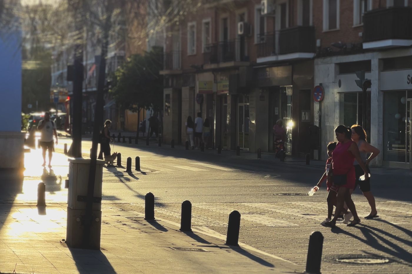 Calle comercial del barrio al atardecer