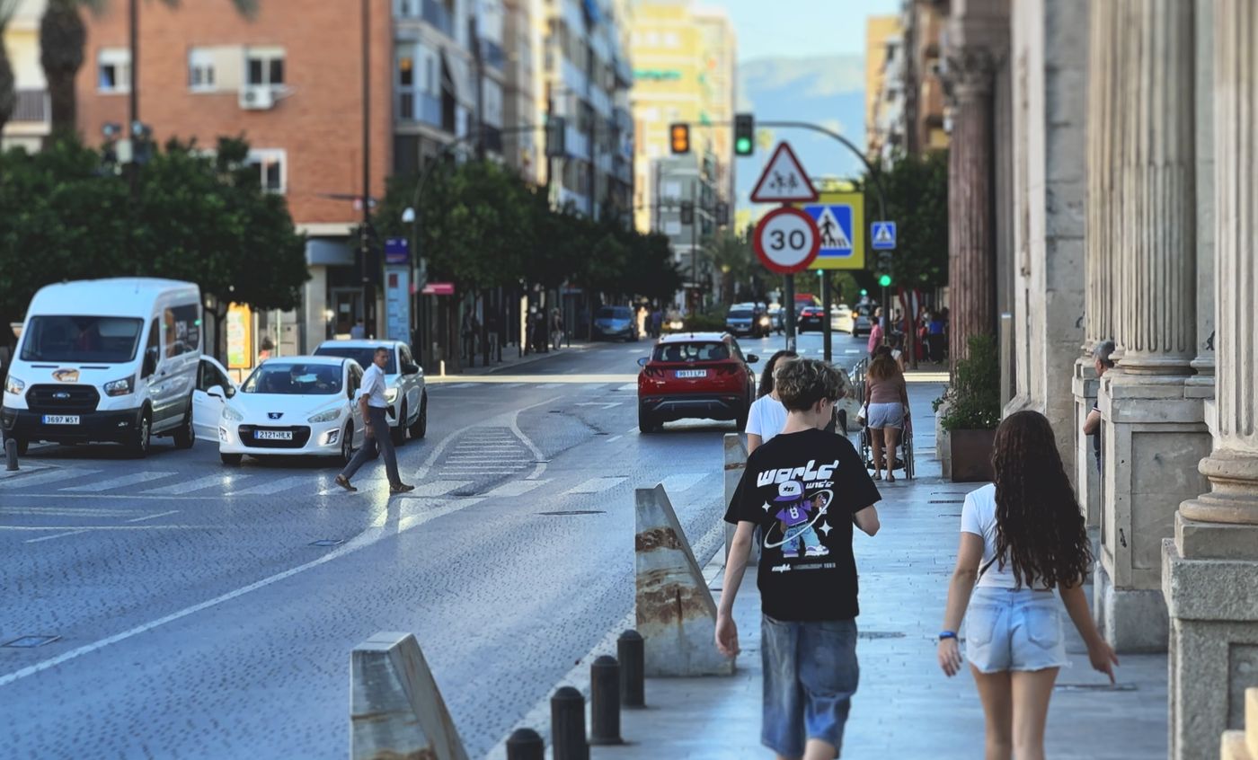 Jóvenes caminando por una avenida del barrio